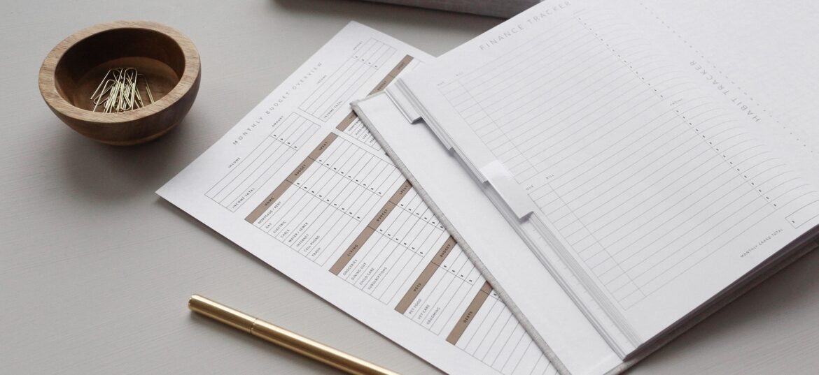 Cadernos e lápis para montar um planejamento financeiro