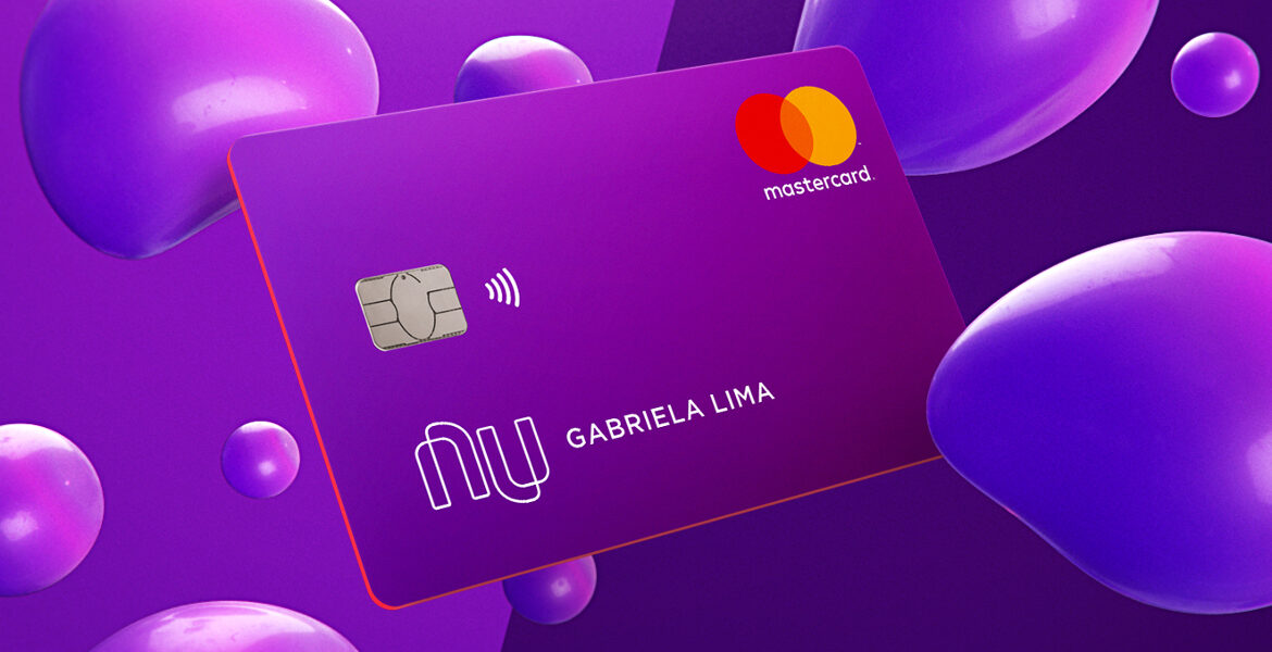 Cartão Nubank e bexigas roxas.