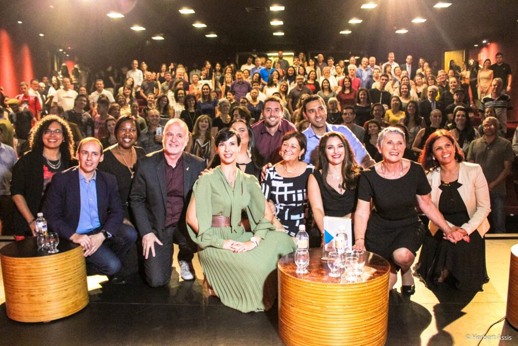 Foto do lançamento do livro "Trabalhadores não precisam ser pobres" em São Paulo.